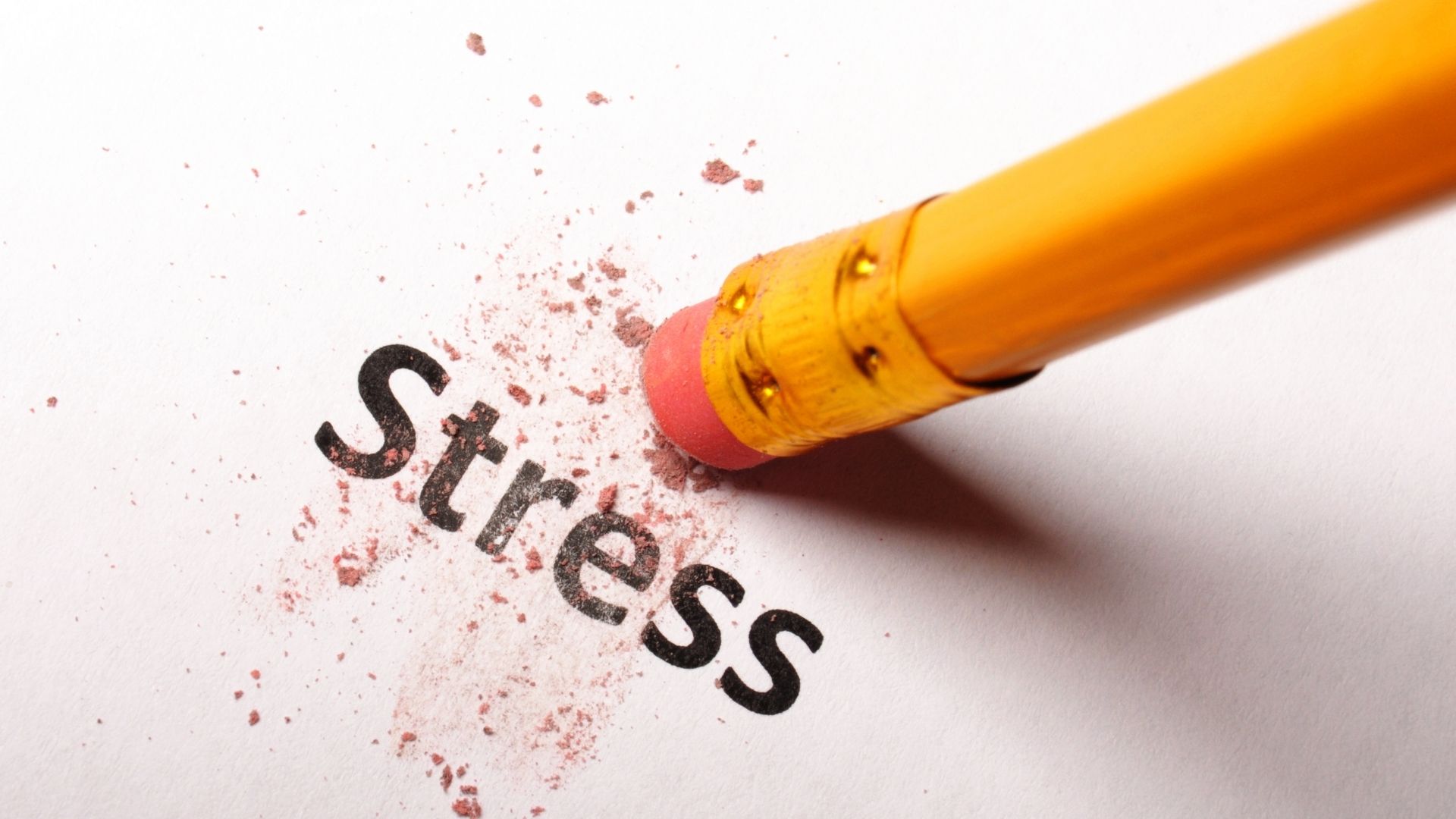 Stres a ból – czy stres może wywoływać ból? Na zdjęciu napis stres jest wymazywany ołówkiem z gumką.